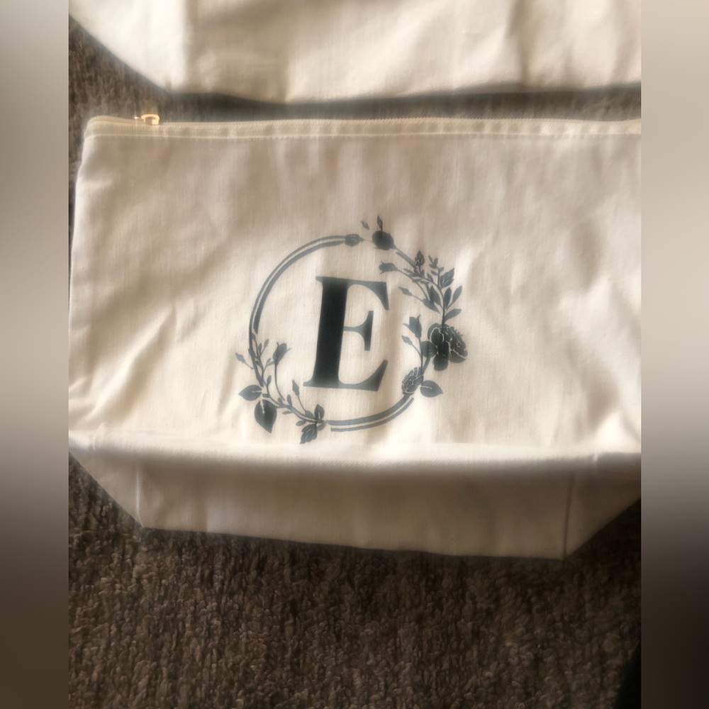 “E” Monogrammed Beach Bag and “E” Monogramed Makeup Bag Set New

Item 19